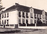 Jak se mění Ostrava: Škola u pošty v Hrabůvce v roce 1929 a nyní