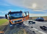 Tragická nehoda, řidič osobního vozu nepřežil srážku s kamionem