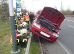 To se jen tak nevidí. Hasiči v Ostravě na Rudné vyprošťovali auto na svodidlech