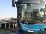 Autobus prorazil v Ostravě zábradlí a zastavil těsně nad srázem