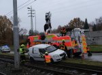 Havarované auto zablokovalo v Porubě tramvaje. Podívejte se