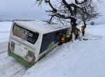 Krok za krokem aneb hej rup! Tak se vytahuje z příkopu autobus