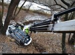 Řidička jako zázrakem vyvázla z pádu auta do pět metrů hubokého příkopu