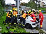 VIDEO: Hasiči vyprošťovali řidiče, který trefil sloup u Nové Karoliny