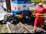 Důchodkyni v Ostravě přejela tramvaj, hasiči ji museli vyprostit