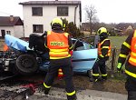 Bagr nabral lžící osobní auto, hasiči z něj museli vystříhat dva seniory