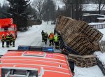 U Budišova havaroval kamion, vysypal stovky palet