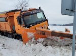 Kuriózní nehody. Sypače sněhu nesypaly, skončily v příkopech. Podívejte se