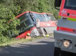 Hasiči zachránili z havarovaného autobusu u Bílovce tým mladých fotbalistů