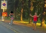 Nechutný útok. Žena v Havířově srazila mladou cyklistku na projíždějící autobus