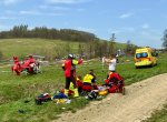 Mladý muž se vážně zranil při pádu z kola, byl v ohrožení života