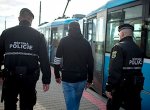 Agresor řádil v ostravské tramvaji. Tak ho tam řidička zavřela a počkala na policii