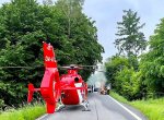 Vážná nehoda v Dolní Lomné. Auto srazilo mladého cyklistu, na pomoc musel vrtulník