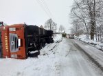 V Dolních Tošanovicích havaroval kamion s prasaty, 31 jich uhynulo