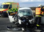 Pronásledovaný motorkář ujel policistům. Ti nabourali do BMW a skončili v nemocnici