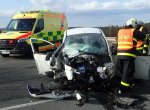 Při těžké nehodě osobního auta a autobusu byl zraněn jeden člověk