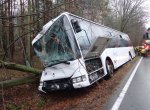 Při nehodě autobusu byli zraněni řidič a dva cestující