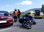 Motocyklista a jeho spolujezdkyně utrpěli vážná zranění při střetu s autem