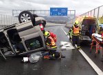 Při vážné nehodě v Třinci skončilo auto na střeše, zranilo se pět lidí