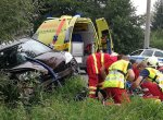 Auto při vážné nehodě prorazilo zábradlí, část se zapíchla dovnitř vozu