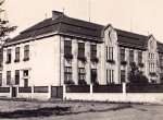 Jak se mění Ostrava: Škola u pošty v Hrabůvce v roce 1929 a nyní