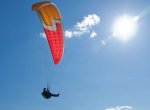 Poryv větru shodil paraglidistu z padesáti metrů k zemi. Muž utrpěl vážná zranění