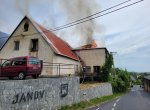 V Janově hořelo bývalé kino. Plameny přeskočily břečťanem