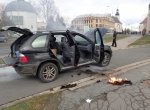 V Bruntále hořelo bmw. Příruční hasící přístroje nestačily, museli přijet hasiči