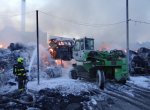 VIDEO: Hasiči stále bojují s požárem tříděného odpadu ve Vratimově