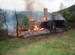 V Ostravici chytila stařičká roubenka. Nechte ji už dohořet, dohodli se s hasiči majitelé