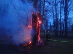 V parku šilheřovického zámku hořely dva staré stromy