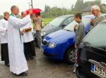 Farář v neděli po mši požehná autům, motorkám i bicyklům a kočárkům