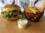 Kam dnes na oběd? Do Retro New Food na domácí burger