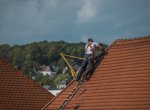 Nejdřív strom, pak střecha. Vrtulník zachraňoval dva muže, kteří spadli z velkých výšek