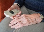 Speciální telefonní linka pomůže osamělým seniorům