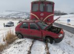 V Třemešné se střetl vlak s autem. Řidič a spolujezdec vyvázli jen s lehkým zraněním