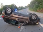 Řidič byl zvědavý, přehlédl auto a skončil na střeše