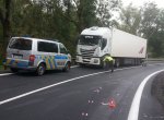 Osmnáctiletý motorkář skončil pod koly kamionu. Byl na místě mrtvý