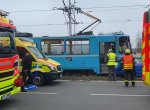 V pondělí se v Ostravě srazil vůz s tramvají. Auto museli vyprostit hasiči