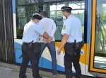 Noční drama v tramvaji. Agresor bez jízdenky vykopl dveře a utíkal policistům