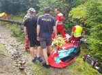 Muže v Beskydech v bouři zavalil strom. Záchrana v terénu byla komplikovaná