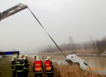 Hasiči lovili auto z pětimetrové hloubky nádrže ve Stonavě