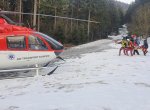 Dramatický zásah v Beskydech, vrtulník dopravil lékaře k turistovi na laně