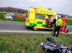 Při střetu auta s motorkou byli zraněni dva lidé. Zasahoval i vrtulník