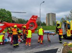 Dvanáctiletého cyklistu srazilo auto, spěchal k němu vrtulník záchranářů