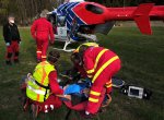 Tandem paragliding přistál na stromě, klientka spadla na zem. Je vážně zraněná