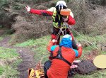 Náročný zásah záchranářů, paraglidistku transportovali v síti pod vrtulníkem