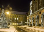 Za tři dny zhasne vánoční výzdoba radnice. Příští ozdoby budou jiné, vybere je veřejnost