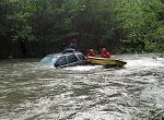 V rozvodněné řece uvízlo auto, řidič se dostal na břeh, ženu zachránili hasiči